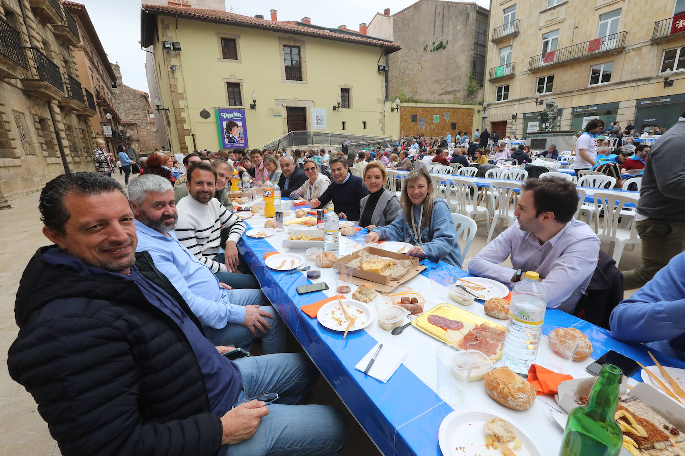 Dos años ha tardado Avilés en volver a celebrar su tradicional Comida en la Calle y la espera no ha decepcionado. 15.000 personas se han dado cita este lunes para comer en una de las mesas distribuidas a lo largo de cinco kilómetros. Muchos adelantaron el vermú para ponerse pronto a comer ante la previsión de lluvia. Además, personas de todas las edades han acudido al parque de Ferrera como alternativa para celebrar la Comida en la Calle de las fiestas de El Bollo, que también ha contado con representación política. 