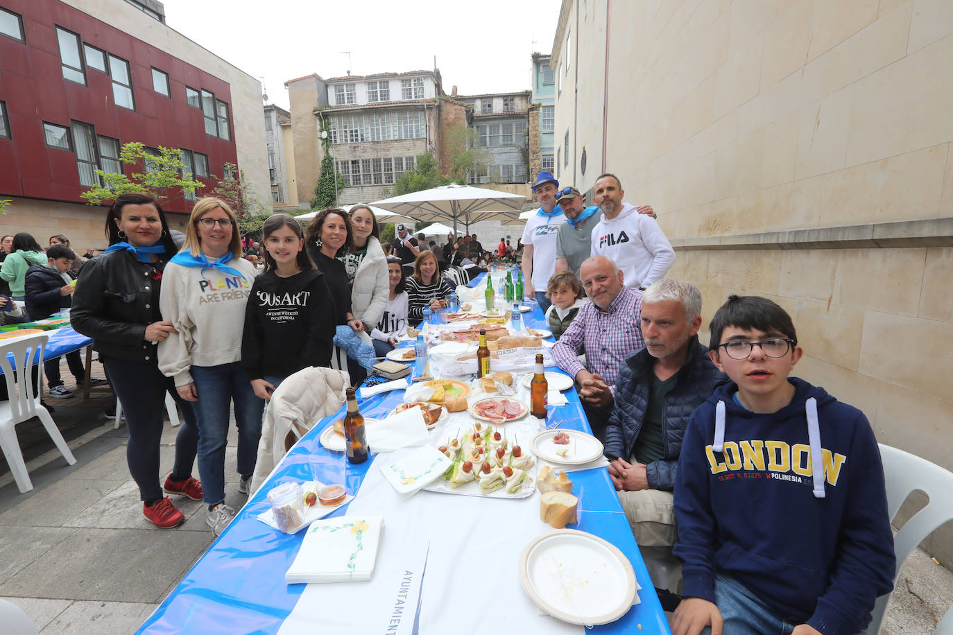 Dos años ha tardado Avilés en volver a celebrar su tradicional Comida en la Calle y la espera no ha decepcionado. 15.000 personas se han dado cita este lunes para comer en una de las mesas distribuidas a lo largo de cinco kilómetros. Muchos adelantaron el vermú para ponerse pronto a comer ante la previsión de lluvia. Además, personas de todas las edades han acudido al parque de Ferrera como alternativa para celebrar la Comida en la Calle de las fiestas de El Bollo, que también ha contado con representación política. 