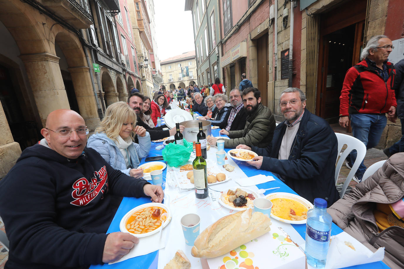 Dos años ha tardado Avilés en volver a celebrar su tradicional Comida en la Calle y la espera no ha decepcionado. 15.000 personas se han dado cita este lunes para comer en una de las mesas distribuidas a lo largo de cinco kilómetros. Muchos adelantaron el vermú para ponerse pronto a comer ante la previsión de lluvia. Además, personas de todas las edades han acudido al parque de Ferrera como alternativa para celebrar la Comida en la Calle de las fiestas de El Bollo, que también ha contado con representación política. 