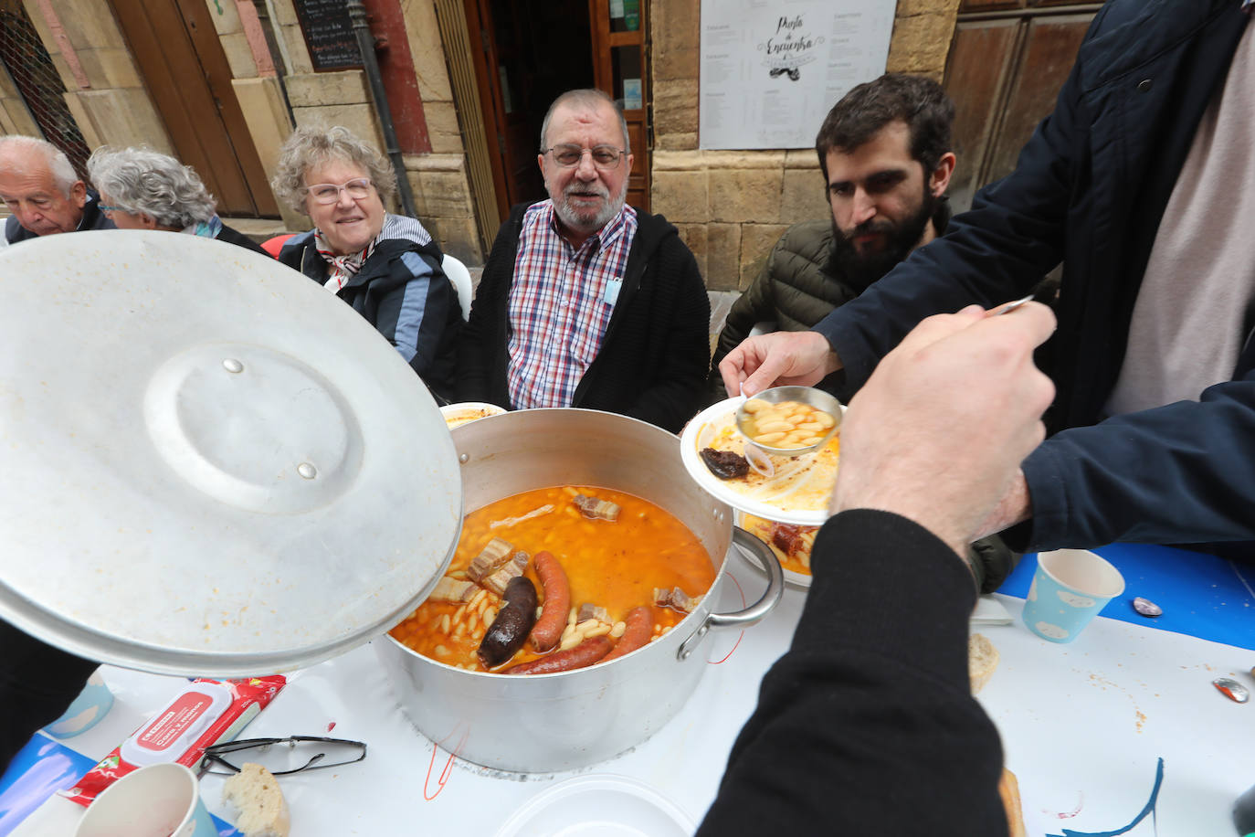 Dos años ha tardado Avilés en volver a celebrar su tradicional Comida en la Calle y la espera no ha decepcionado. 15.000 personas se han dado cita este lunes para comer en una de las mesas distribuidas a lo largo de cinco kilómetros. Muchos adelantaron el vermú para ponerse pronto a comer ante la previsión de lluvia. Además, personas de todas las edades han acudido al parque de Ferrera como alternativa para celebrar la Comida en la Calle de las fiestas de El Bollo, que también ha contado con representación política. 