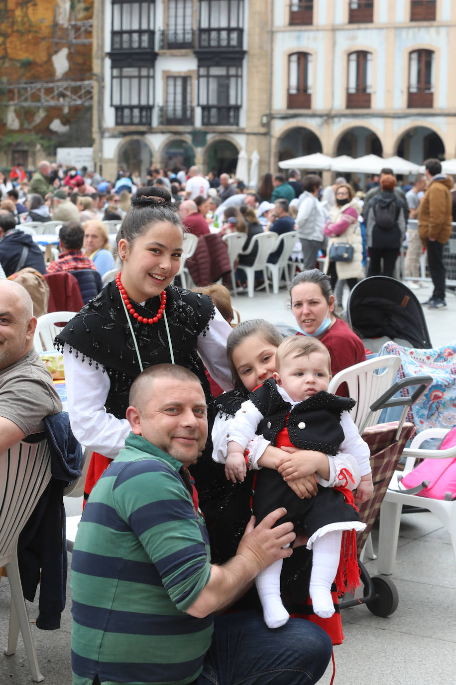 Dos años ha tardado Avilés en volver a celebrar su tradicional Comida en la Calle y la espera no ha decepcionado. 15.000 personas se han dado cita este lunes para comer en una de las mesas distribuidas a lo largo de cinco kilómetros. Muchos adelantaron el vermú para ponerse pronto a comer ante la previsión de lluvia. Además, personas de todas las edades han acudido al parque de Ferrera como alternativa para celebrar la Comida en la Calle de las fiestas de El Bollo, que también ha contado con representación política. 