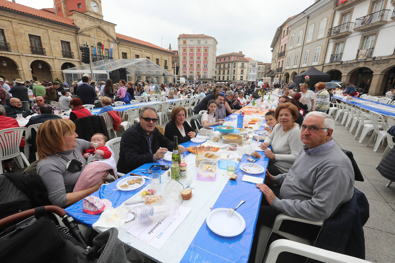 Dos años ha tardado Avilés en volver a celebrar su tradicional Comida en la Calle y la espera no ha decepcionado. 15.000 personas se han dado cita este lunes para comer en una de las mesas distribuidas a lo largo de cinco kilómetros. Muchos adelantaron el vermú para ponerse pronto a comer ante la previsión de lluvia. Además, personas de todas las edades han acudido al parque de Ferrera como alternativa para celebrar la Comida en la Calle de las fiestas de El Bollo, que también ha contado con representación política. 