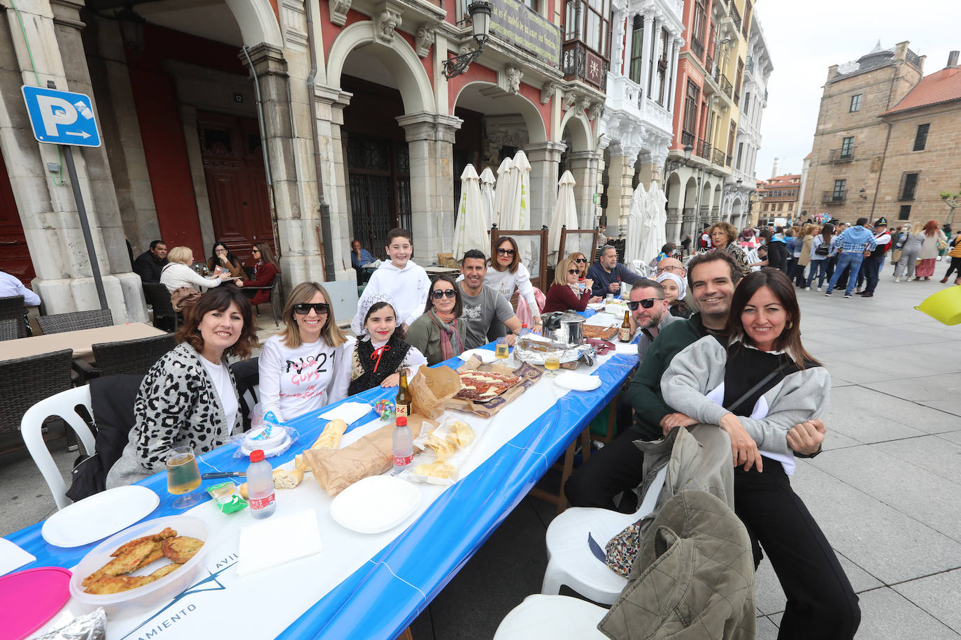 Dos años ha tardado Avilés en volver a celebrar su tradicional Comida en la Calle y la espera no ha decepcionado. 15.000 personas se han dado cita este lunes para comer en una de las mesas distribuidas a lo largo de cinco kilómetros. Muchos adelantaron el vermú para ponerse pronto a comer ante la previsión de lluvia. Además, personas de todas las edades han acudido al parque de Ferrera como alternativa para celebrar la Comida en la Calle de las fiestas de El Bollo, que también ha contado con representación política. 