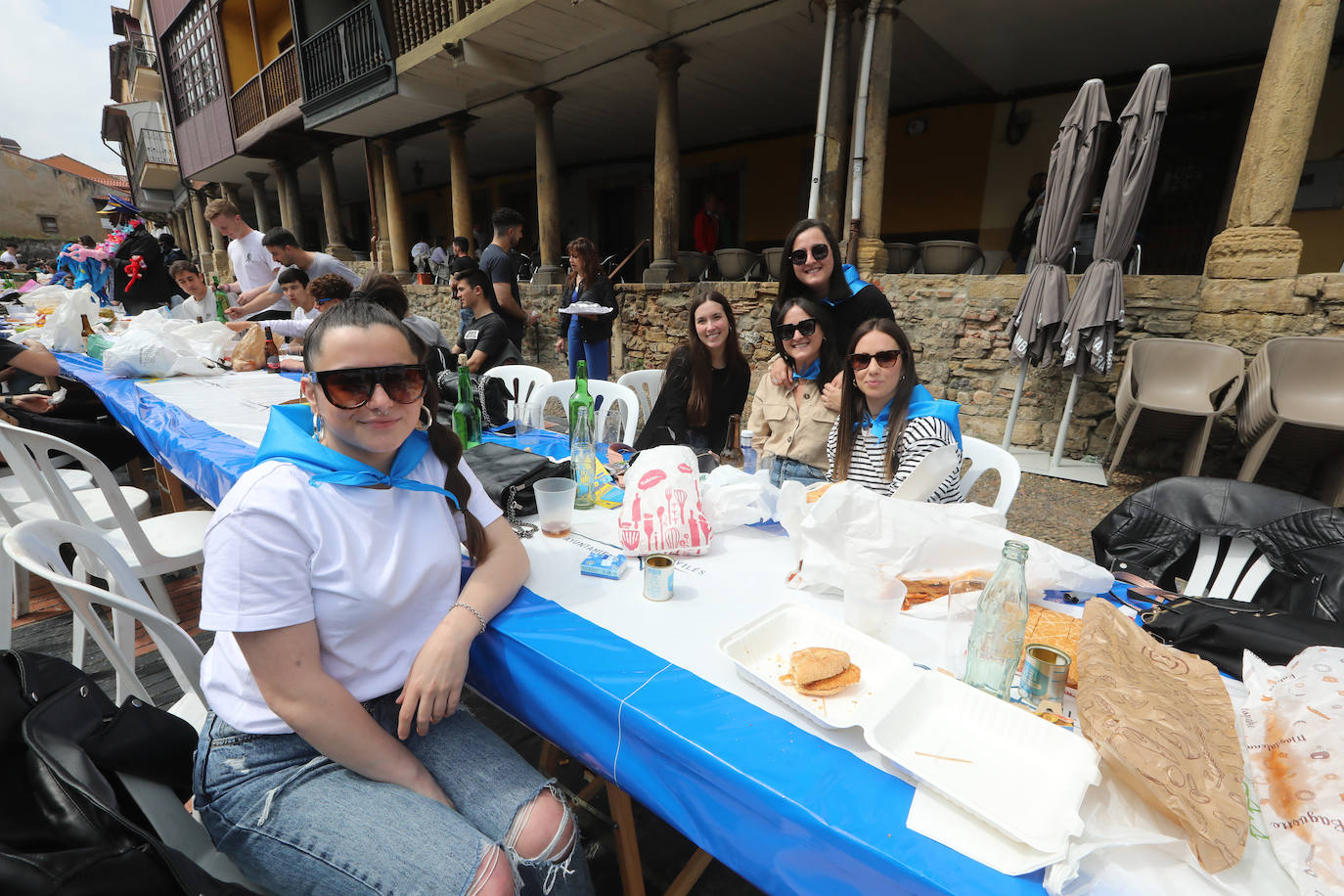 Dos años ha tardado Avilés en volver a celebrar su tradicional Comida en la Calle y la espera no ha decepcionado. 15.000 personas se han dado cita este lunes para comer en una de las mesas distribuidas a lo largo de cinco kilómetros. Muchos adelantaron el vermú para ponerse pronto a comer ante la previsión de lluvia. Además, personas de todas las edades han acudido al parque de Ferrera como alternativa para celebrar la Comida en la Calle de las fiestas de El Bollo, que también ha contado con representación política. 