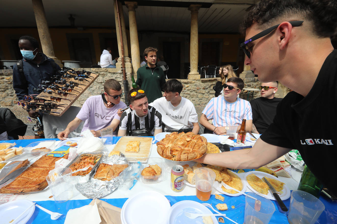 Dos años ha tardado Avilés en volver a celebrar su tradicional Comida en la Calle y la espera no ha decepcionado. 15.000 personas se han dado cita este lunes para comer en una de las mesas distribuidas a lo largo de cinco kilómetros. Muchos adelantaron el vermú para ponerse pronto a comer ante la previsión de lluvia. Además, personas de todas las edades han acudido al parque de Ferrera como alternativa para celebrar la Comida en la Calle de las fiestas de El Bollo, que también ha contado con representación política. 