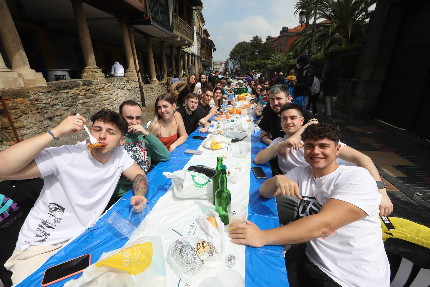 Dos años ha tardado Avilés en volver a celebrar su tradicional Comida en la Calle y la espera no ha decepcionado. 15.000 personas se han dado cita este lunes para comer en una de las mesas distribuidas a lo largo de cinco kilómetros. Muchos adelantaron el vermú para ponerse pronto a comer ante la previsión de lluvia. Además, personas de todas las edades han acudido al parque de Ferrera como alternativa para celebrar la Comida en la Calle de las fiestas de El Bollo, que también ha contado con representación política. 