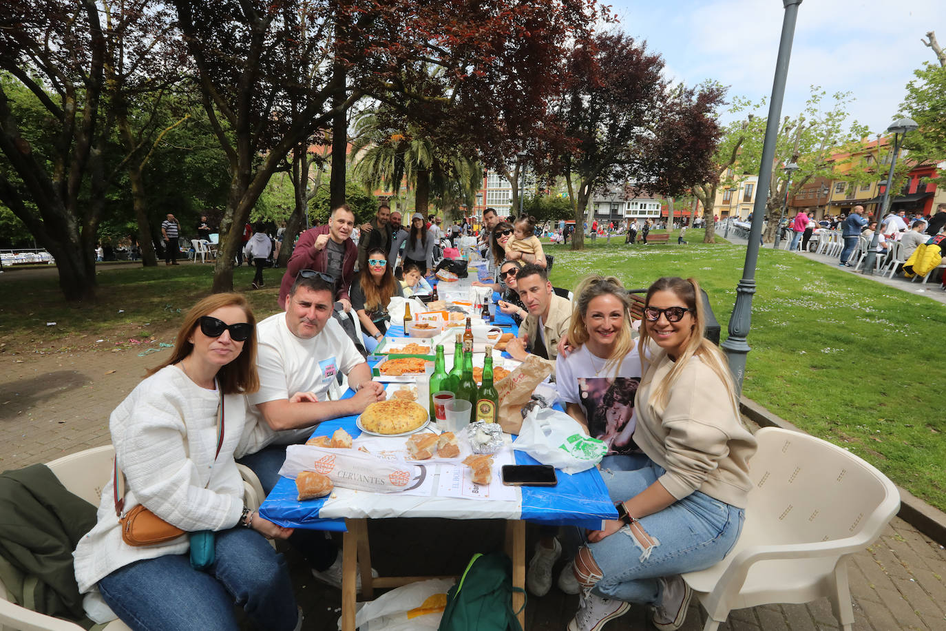 Dos años ha tardado Avilés en volver a celebrar su tradicional Comida en la Calle y la espera no ha decepcionado. 15.000 personas se han dado cita este lunes para comer en una de las mesas distribuidas a lo largo de cinco kilómetros. Muchos adelantaron el vermú para ponerse pronto a comer ante la previsión de lluvia. Además, personas de todas las edades han acudido al parque de Ferrera como alternativa para celebrar la Comida en la Calle de las fiestas de El Bollo, que también ha contado con representación política. 