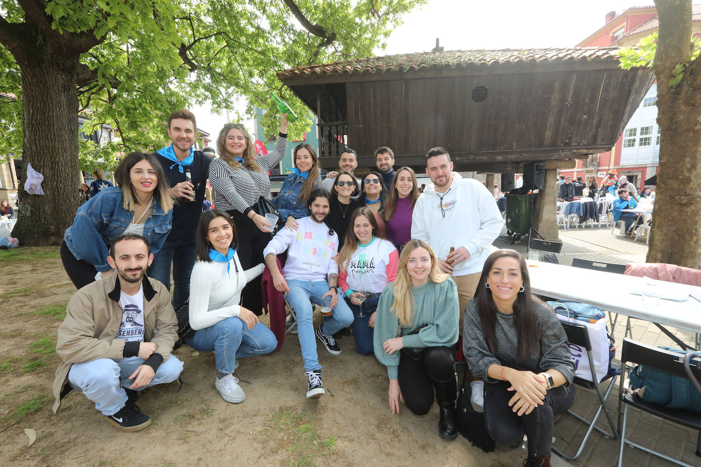 Dos años ha tardado Avilés en volver a celebrar su tradicional Comida en la Calle y la espera no ha decepcionado. 15.000 personas se han dado cita este lunes para comer en una de las mesas distribuidas a lo largo de cinco kilómetros. Muchos adelantaron el vermú para ponerse pronto a comer ante la previsión de lluvia. Además, personas de todas las edades han acudido al parque de Ferrera como alternativa para celebrar la Comida en la Calle de las fiestas de El Bollo, que también ha contado con representación política. 