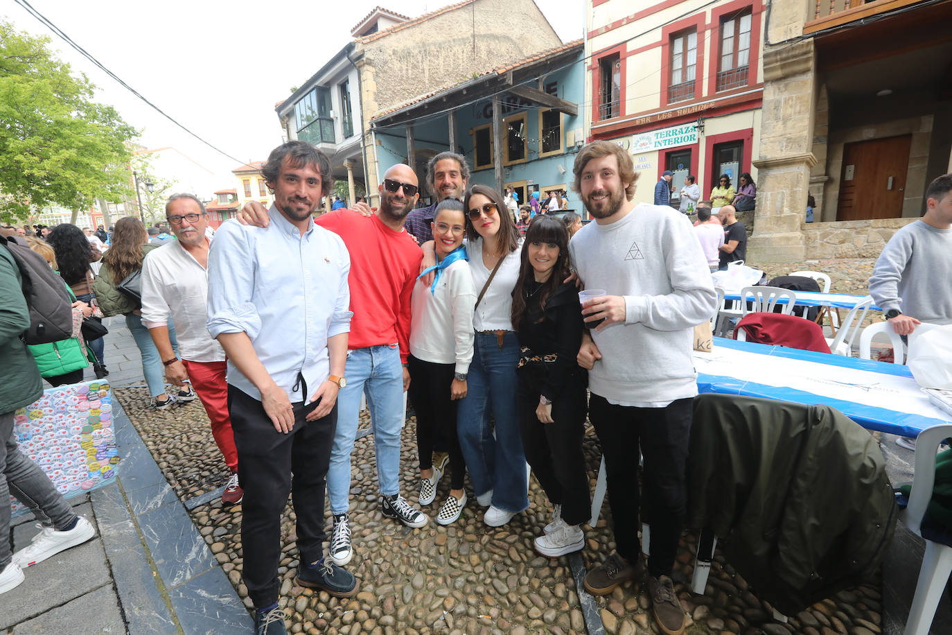 Dos años ha tardado Avilés en volver a celebrar su tradicional Comida en la Calle y la espera no ha decepcionado. 15.000 personas se han dado cita este lunes para comer en una de las mesas distribuidas a lo largo de cinco kilómetros. Muchos adelantaron el vermú para ponerse pronto a comer ante la previsión de lluvia. Además, personas de todas las edades han acudido al parque de Ferrera como alternativa para celebrar la Comida en la Calle de las fiestas de El Bollo, que también ha contado con representación política. 