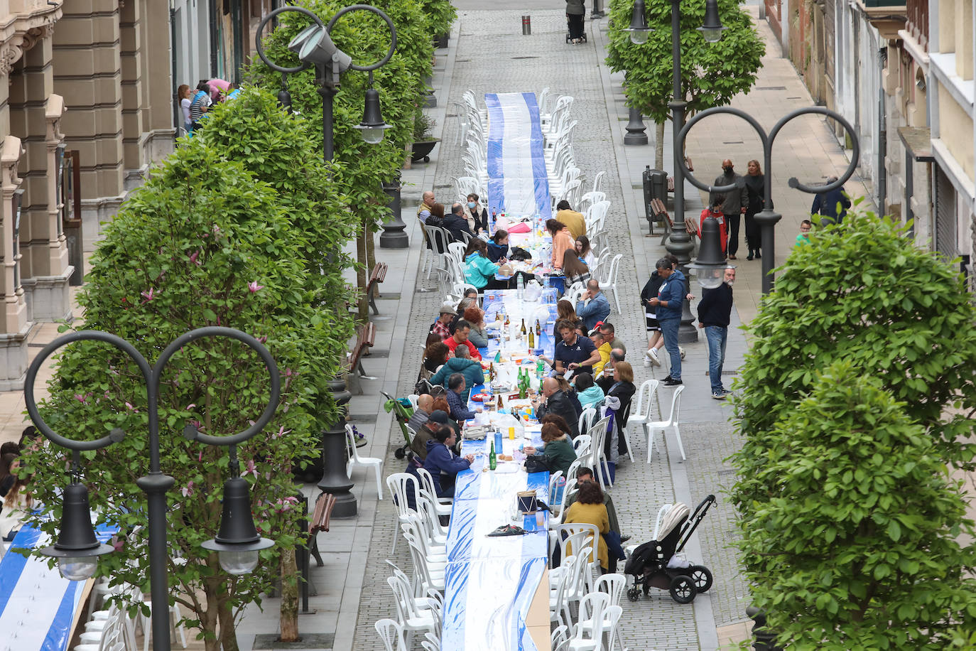 Dos años ha tardado Avilés en volver a celebrar su tradicional Comida en la Calle y la espera no ha decepcionado. 15.000 personas se han dado cita este lunes para comer en una de las mesas distribuidas a lo largo de cinco kilómetros. Muchos adelantaron el vermú para ponerse pronto a comer ante la previsión de lluvia. Además, personas de todas las edades han acudido al parque de Ferrera como alternativa para celebrar la Comida en la Calle de las fiestas de El Bollo, que también ha contado con representación política. 