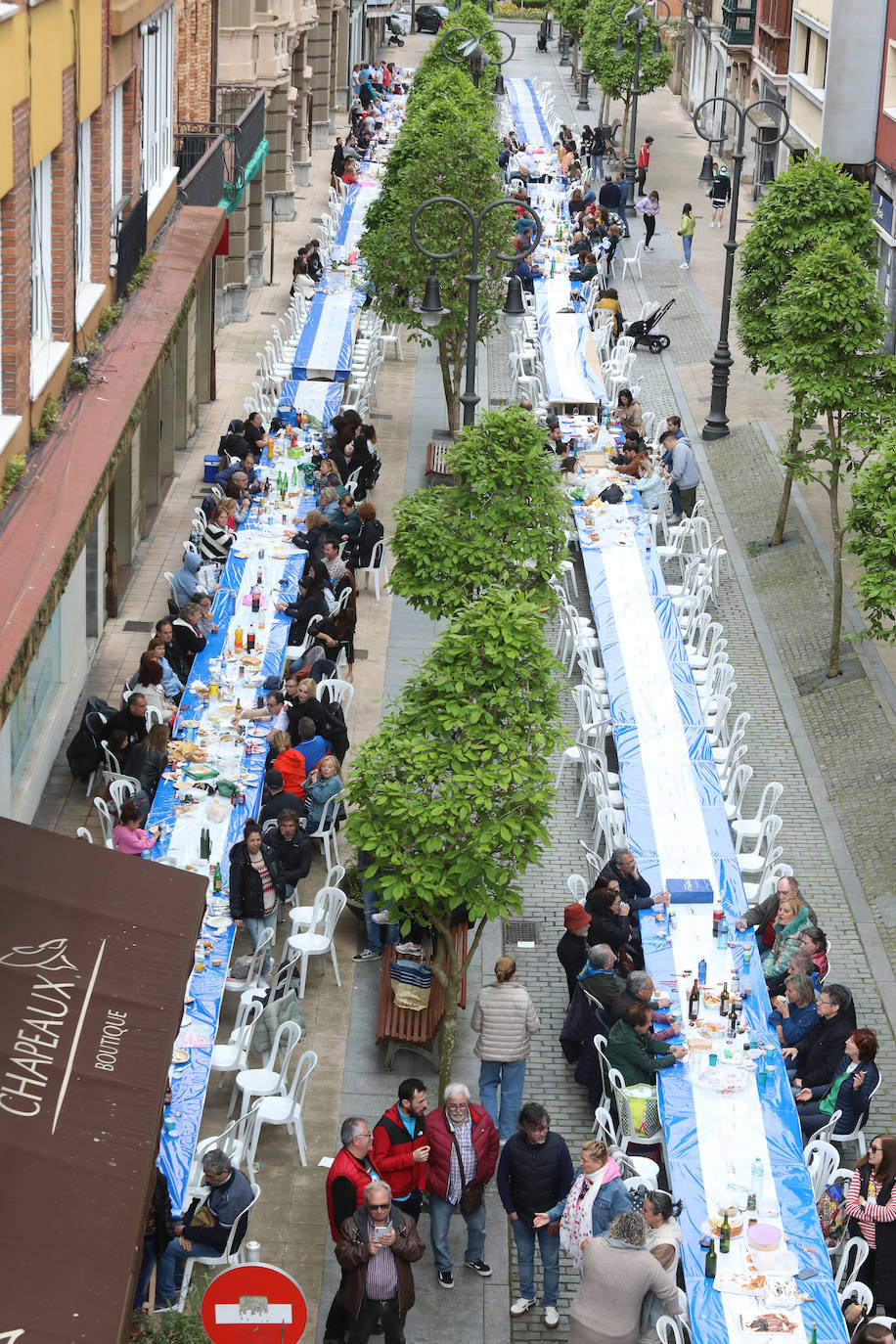 Dos años ha tardado Avilés en volver a celebrar su tradicional Comida en la Calle y la espera no ha decepcionado. 15.000 personas se han dado cita este lunes para comer en una de las mesas distribuidas a lo largo de cinco kilómetros. Muchos adelantaron el vermú para ponerse pronto a comer ante la previsión de lluvia. Además, personas de todas las edades han acudido al parque de Ferrera como alternativa para celebrar la Comida en la Calle de las fiestas de El Bollo, que también ha contado con representación política. 