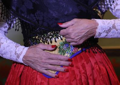 Imagen secundaria 1 - Detalles del traje de asturiana que lució Rossy de Palma en Avilés 