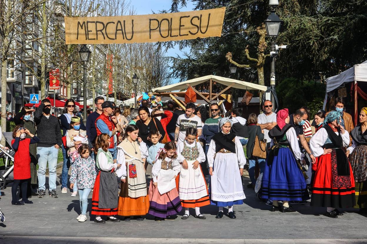 El alquiler de trajes regionales se dispara para la fiesta de los Güevos Pintos El Comercio: Diario de Asturias