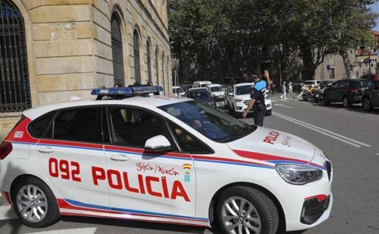 Un coche de la Policía Local de Gijón 