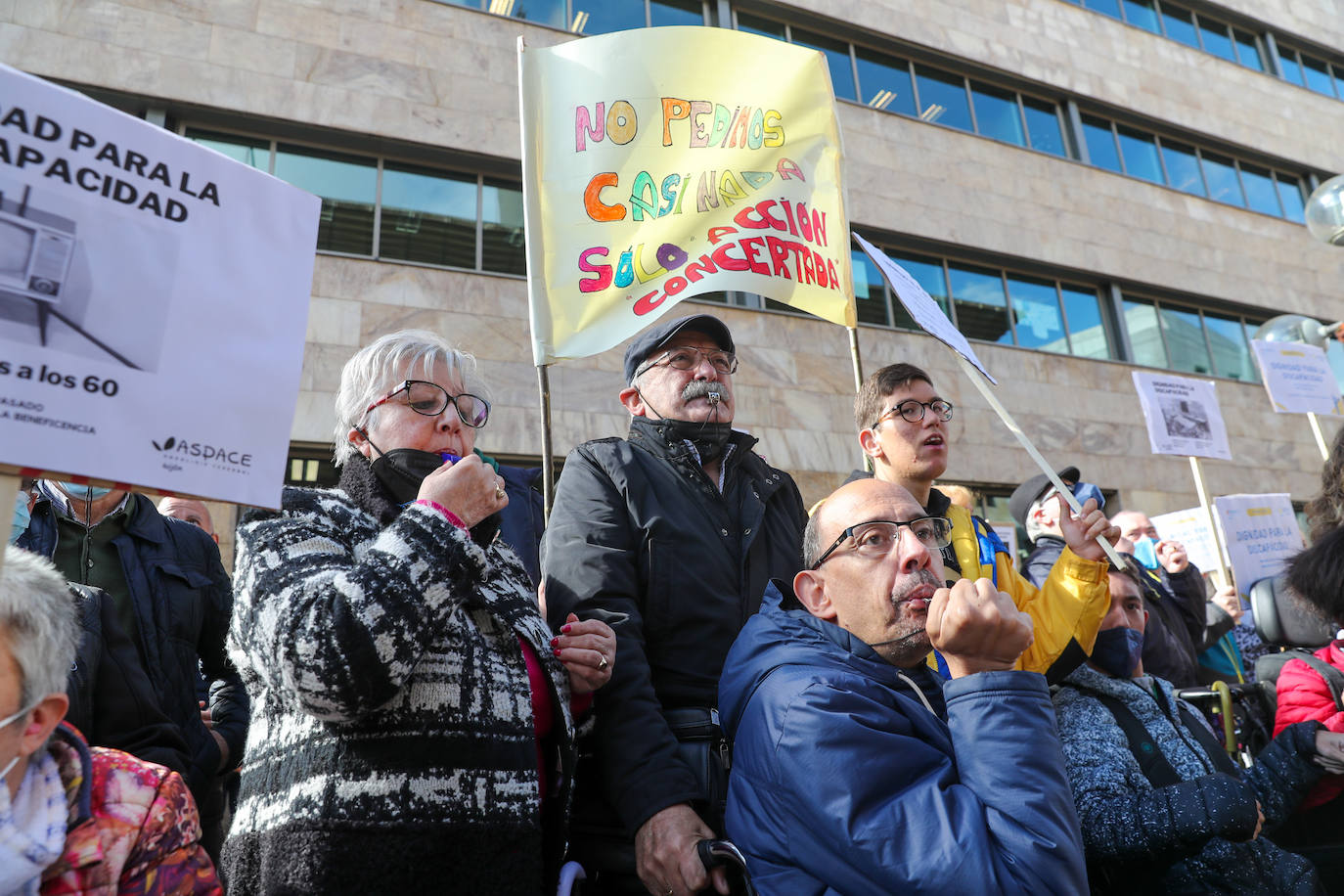 Decenas de personas, convocados por las entidades de discapacidad como el Comité de Entidades Representantes de Personas con Discapacidad del Principado de Asturias (Cermi), se concentraron en Oviedo para reclamar «respeto, visibilidad y dignidad» por parte del Principado. Aseguran que la deuda acumulada con colectivos como Aspace las pone en «serio e inminente peligro» de cierre.