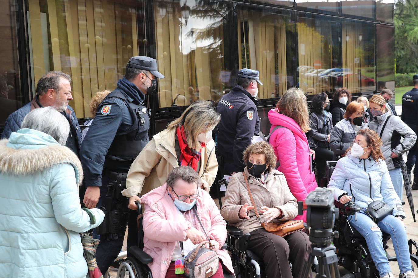 Decenas de personas, convocados por las entidades de discapacidad como el Comité de Entidades Representantes de Personas con Discapacidad del Principado de Asturias (Cermi), se concentraron en Oviedo para reclamar «respeto, visibilidad y dignidad» por parte del Principado. Aseguran que la deuda acumulada con colectivos como Aspace las pone en «serio e inminente peligro» de cierre.