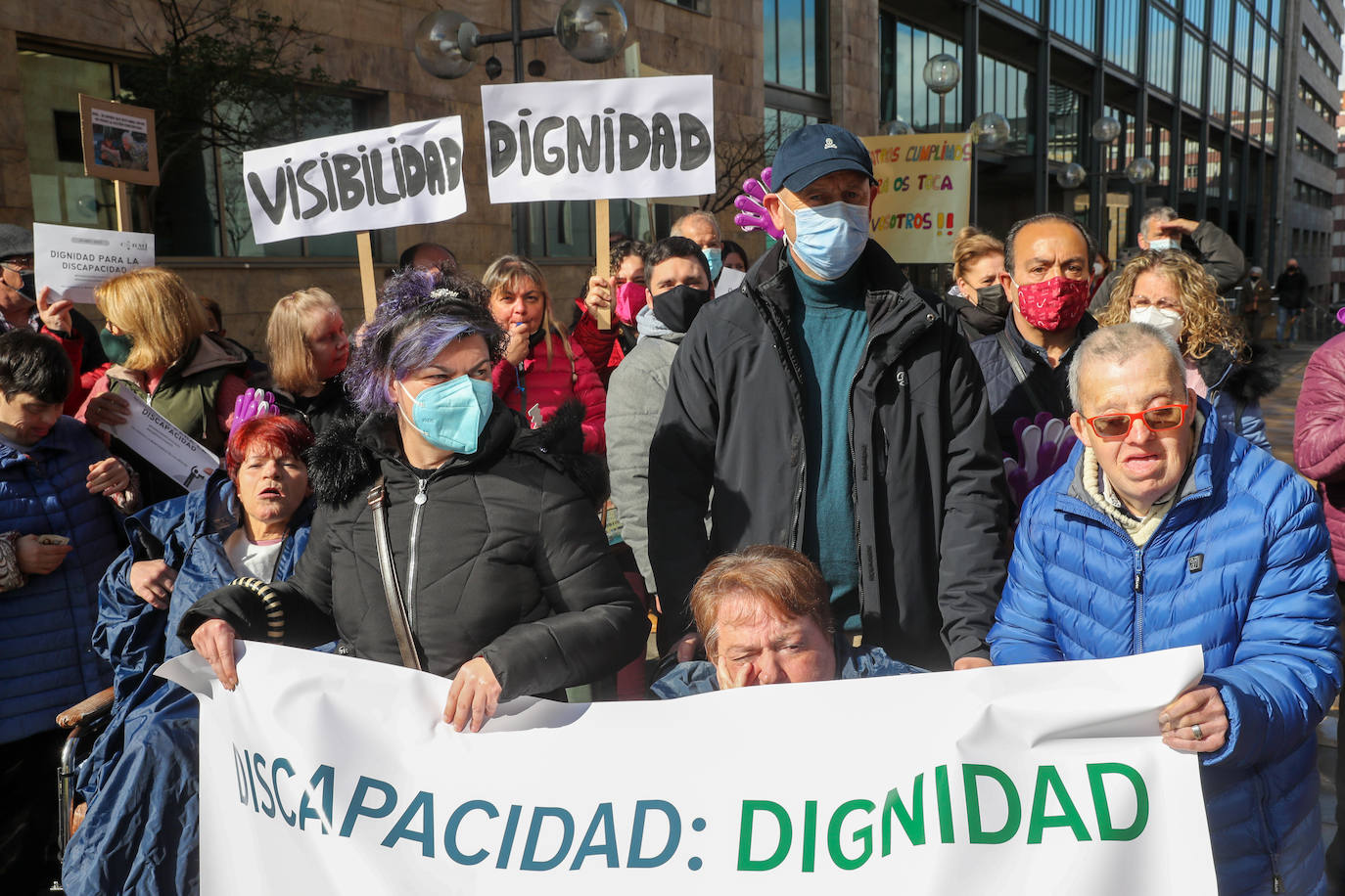 Decenas de personas, convocados por las entidades de discapacidad como el Comité de Entidades Representantes de Personas con Discapacidad del Principado de Asturias (Cermi), se concentraron en Oviedo para reclamar «respeto, visibilidad y dignidad» por parte del Principado. Aseguran que la deuda acumulada con colectivos como Aspace las pone en «serio e inminente peligro» de cierre.