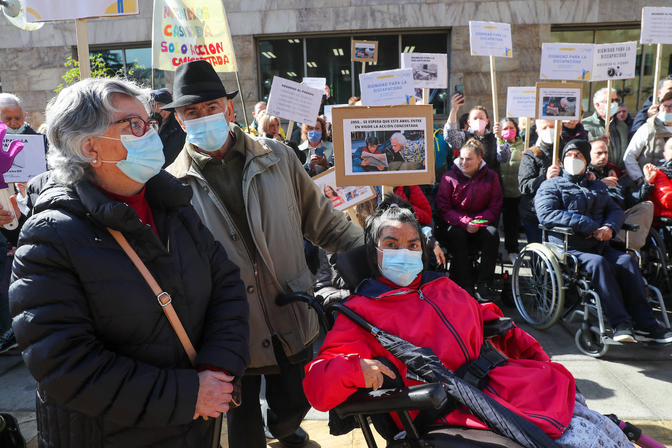 Decenas de personas, convocados por las entidades de discapacidad como el Comité de Entidades Representantes de Personas con Discapacidad del Principado de Asturias (Cermi), se concentraron en Oviedo para reclamar «respeto, visibilidad y dignidad» por parte del Principado. Aseguran que la deuda acumulada con colectivos como Aspace las pone en «serio e inminente peligro» de cierre.