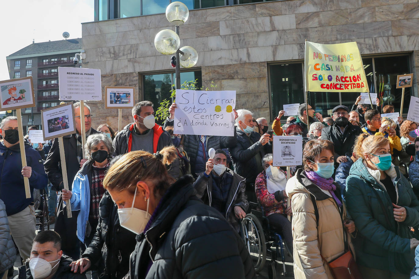 Decenas de personas, convocados por las entidades de discapacidad como el Comité de Entidades Representantes de Personas con Discapacidad del Principado de Asturias (Cermi), se concentraron en Oviedo para reclamar «respeto, visibilidad y dignidad» por parte del Principado. Aseguran que la deuda acumulada con colectivos como Aspace las pone en «serio e inminente peligro» de cierre.