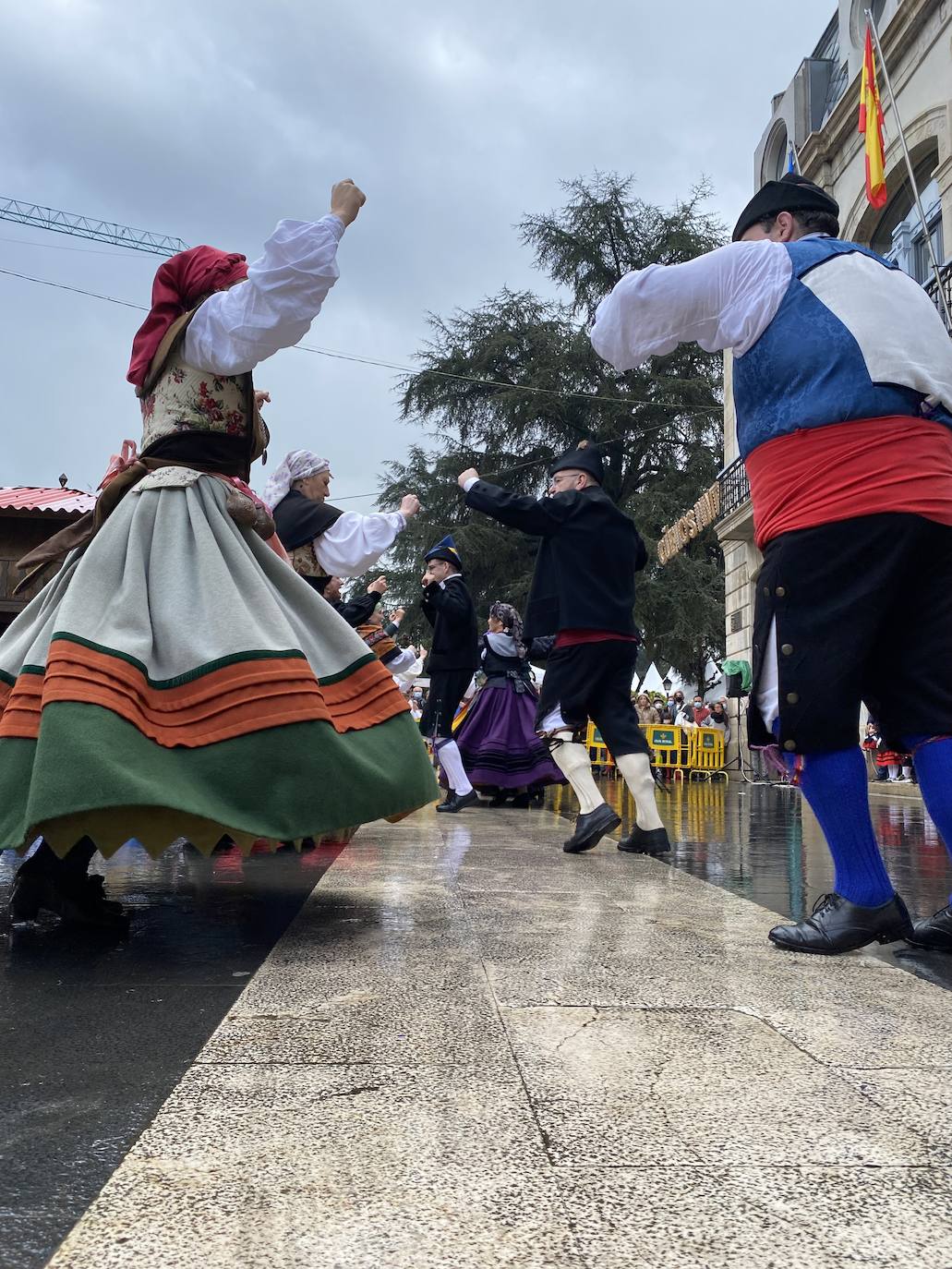 Los polesos ponen «al mal tiempu bona cara» e inauguran la jornada festiva brindando con sidra bajo el paraguas. El párroco Fermín Riaño, resumía esta mañana en su primera bendición de los Güevos Pintos «en vivo y en directo» el sentir de todos los polesos tras una pandemia llena de «allegríes y penes, congoxes y esperances».