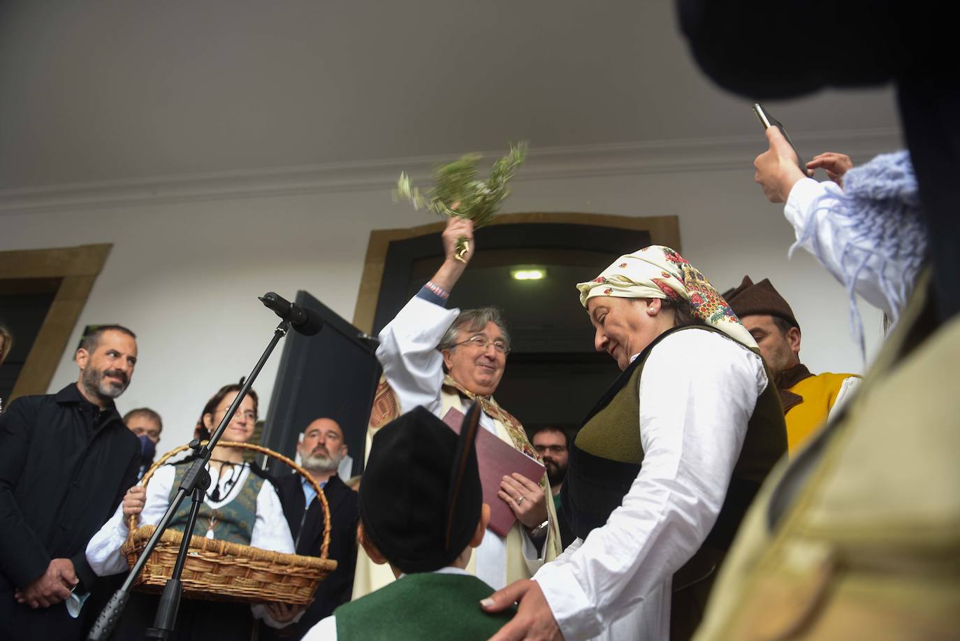 Los polesos ponen «al mal tiempu bona cara» e inauguran la jornada festiva brindando con sidra bajo el paraguas. El párroco Fermín Riaño, resumía esta mañana en su primera bendición de los Güevos Pintos «en vivo y en directo» el sentir de todos los polesos tras una pandemia llena de «allegríes y penes, congoxes y esperances».