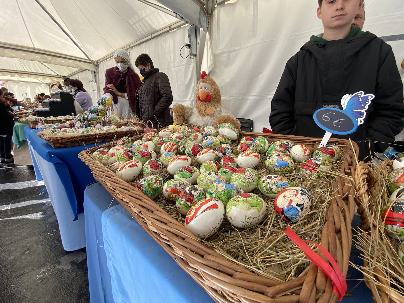 La Pola se preparó este martes para vivir sus Güevos Pintos más curiosos y llamativos. Un despliegue de arte y tradición que cada año se celebra en la localidad el martes siguiente al Domingo de Pascua. 