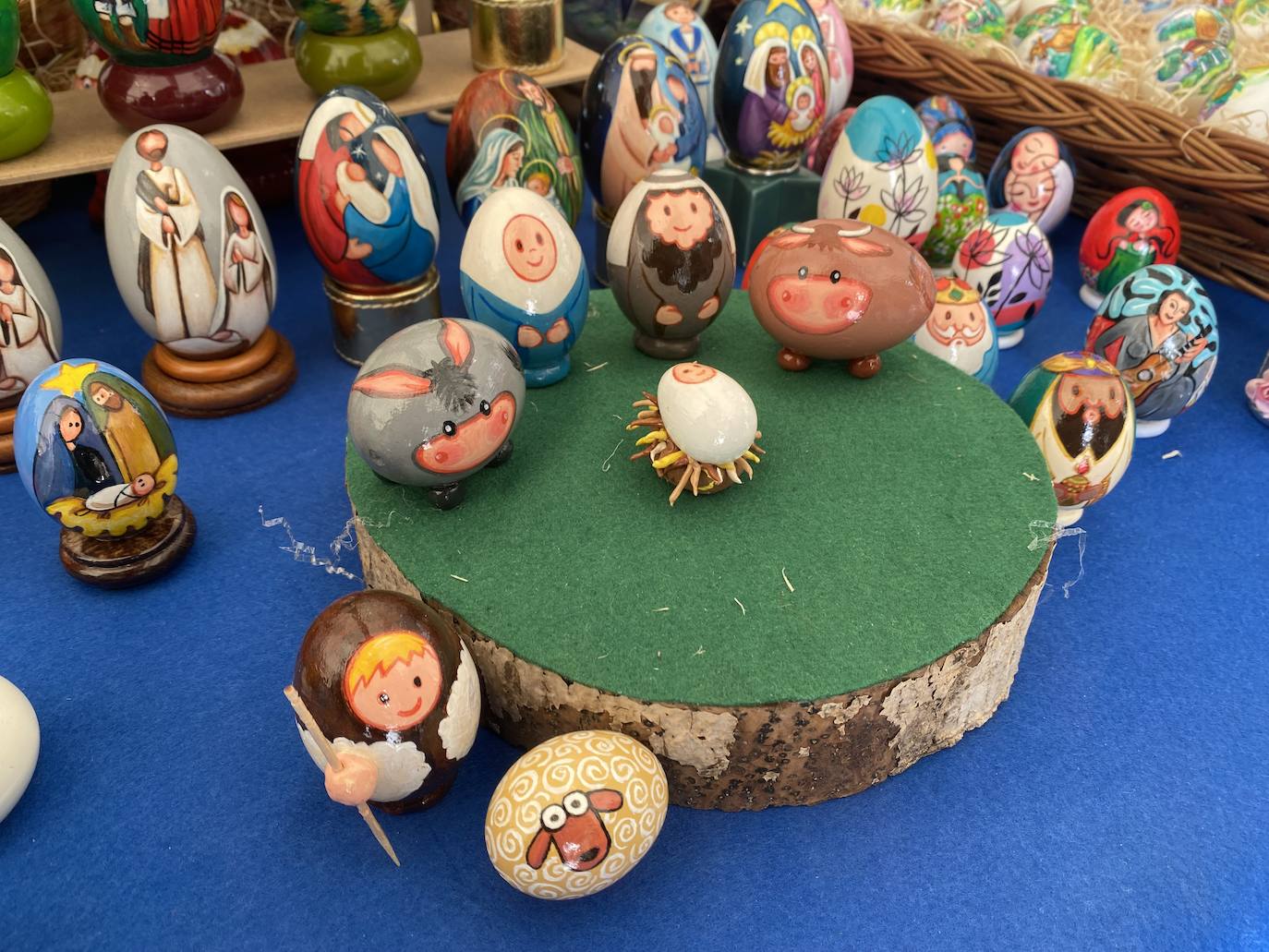 La Pola se preparó este martes para vivir sus Güevos Pintos más curiosos y llamativos. Un despliegue de arte y tradición que cada año se celebra en la localidad el martes siguiente al Domingo de Pascua. 