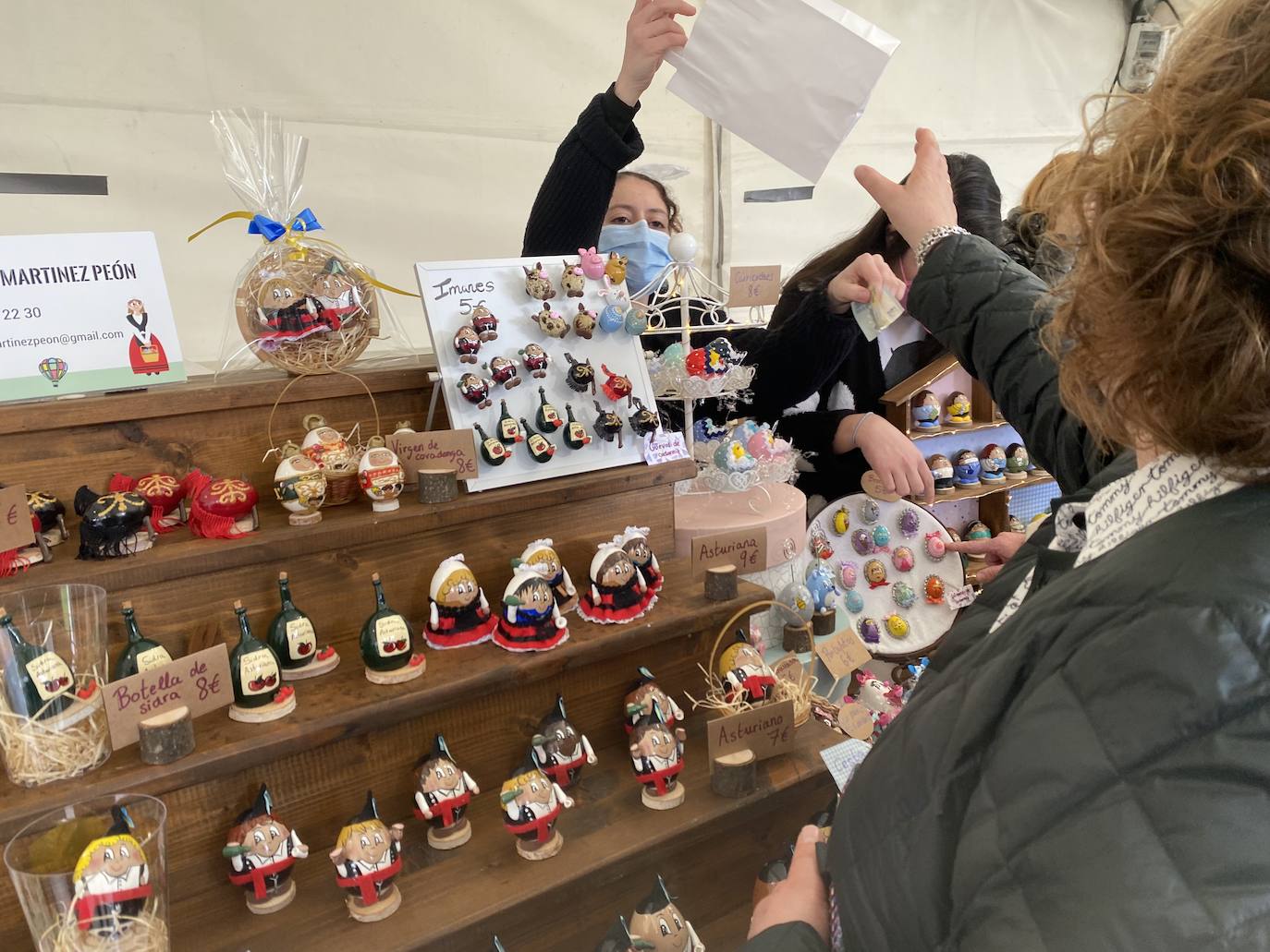 La Pola se preparó este martes para vivir sus Güevos Pintos más curiosos y llamativos. Un despliegue de arte y tradición que cada año se celebra en la localidad el martes siguiente al Domingo de Pascua. 