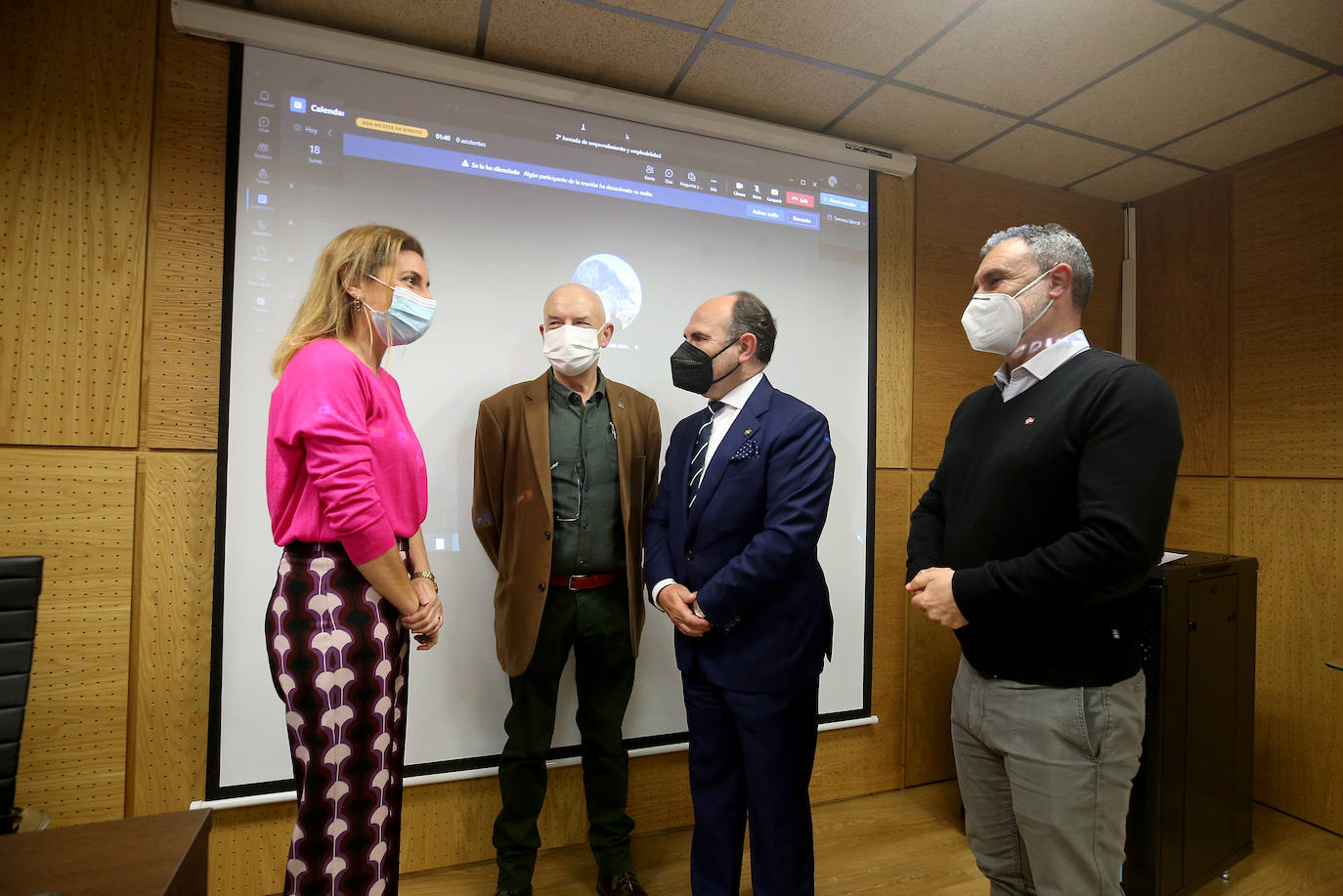 La Facultad de Ciencias celebra las II Jornadas de Emprendimiento y Empleabilidad, donde la palabra «versatilidad» de los estudios se erigió como clave. Expusieron sus experiencias y ofrecieron sus consejos siete profesionales de IKI Media, Accenture, Centro Médico de Asturias, Izertis, Bedrock, Galeo y Metrohm Dropsens.