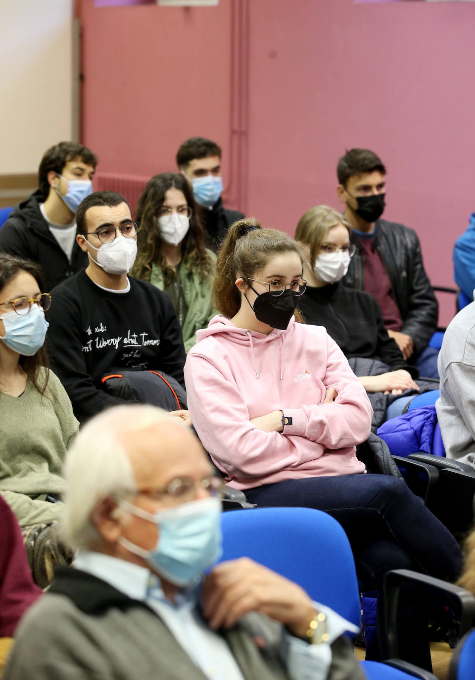 La Facultad de Ciencias celebra las II Jornadas de Emprendimiento y Empleabilidad, donde la palabra «versatilidad» de los estudios se erigió como clave. Expusieron sus experiencias y ofrecieron sus consejos siete profesionales de IKI Media, Accenture, Centro Médico de Asturias, Izertis, Bedrock, Galeo y Metrohm Dropsens.