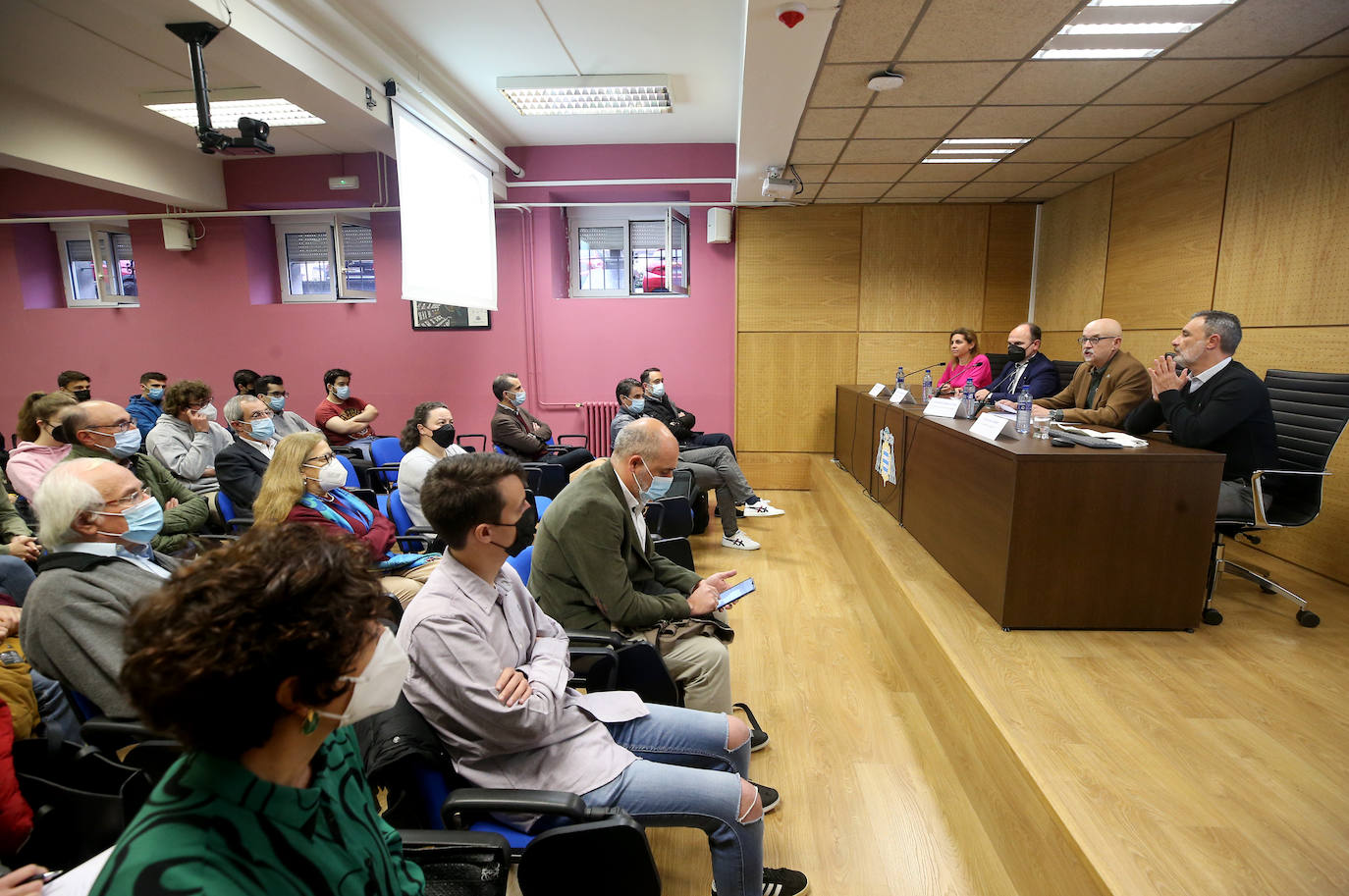 La Facultad de Ciencias celebra las II Jornadas de Emprendimiento y Empleabilidad, donde la palabra «versatilidad» de los estudios se erigió como clave. Expusieron sus experiencias y ofrecieron sus consejos siete profesionales de IKI Media, Accenture, Centro Médico de Asturias, Izertis, Bedrock, Galeo y Metrohm Dropsens.