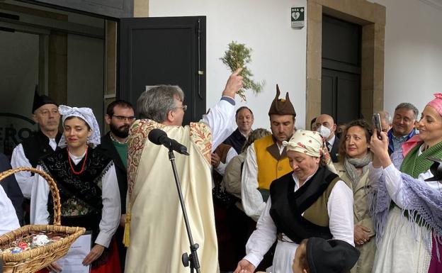 El momento de la bendición en la tradicional celebración de los Güevos Pintos en la Pola.