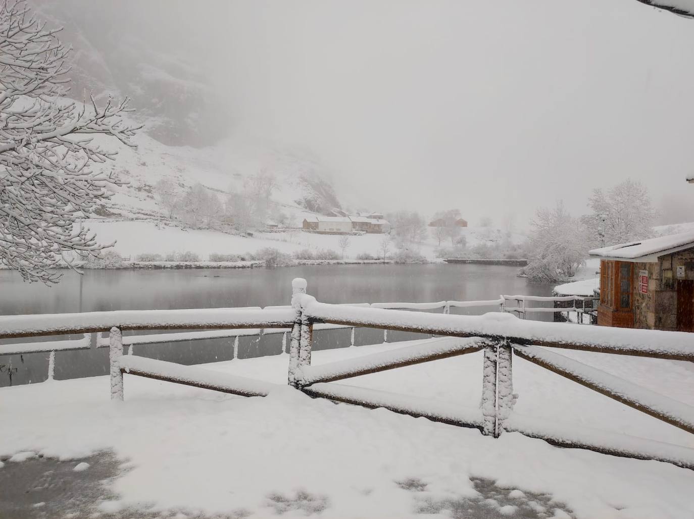 El Principado sufrió este miércoles una notable bajada de las temperaturas y fuertes precipitaciones, que fueron de nieve en la cordillera, lo que ocasionó problemas en las carreteras de la red secundaria de la región.