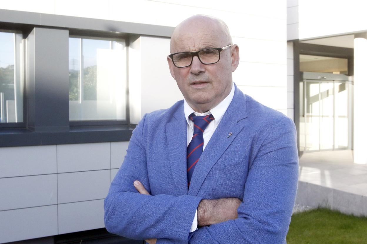 El presidente José Ramón Cuetos Lobo, junto a la sede federativa en Gijón. 