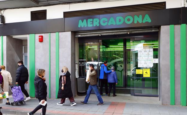 Clientes de Mercadona con mascarilla en la entrada.