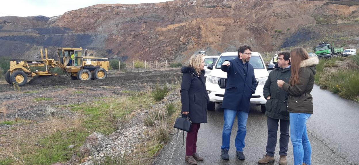 El consejero de Industria, ayer, al inicio de las obras. 