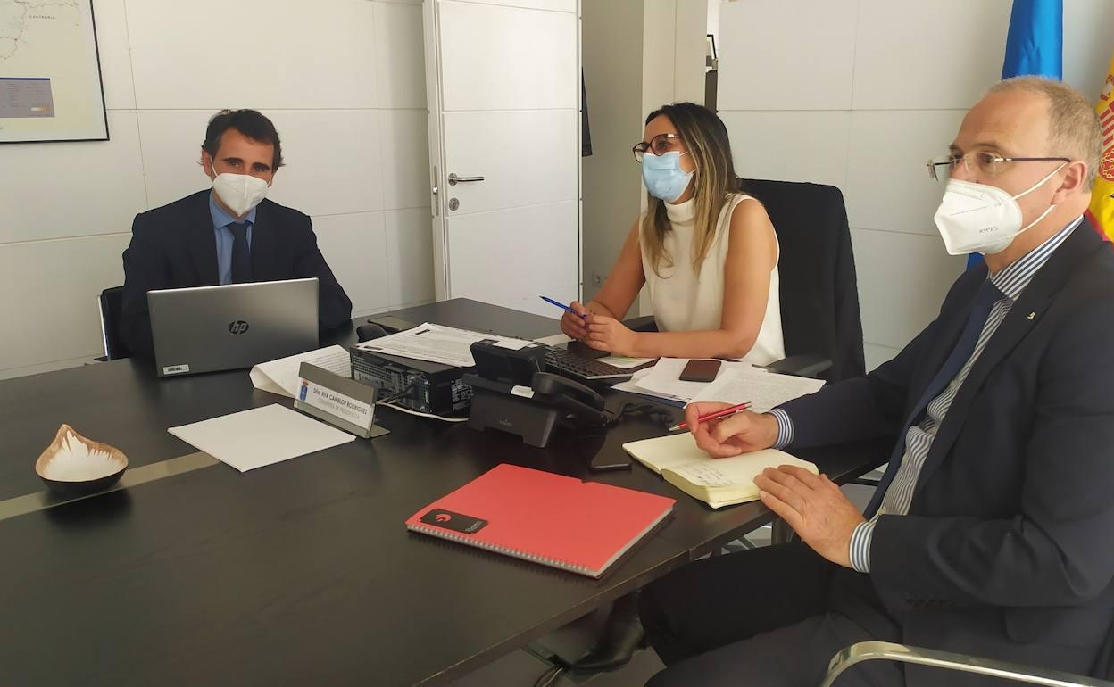 La consejera de Presidencia, Rita Camblor, junto al director general de Seguridad y Estrategia Digital, Javier Fernández, y el gerente del Servicio de Emergencias del Principado de Asturias (Sepa), Óscar Rodríguez, durante la reunión con sus homólogos cántabros. 