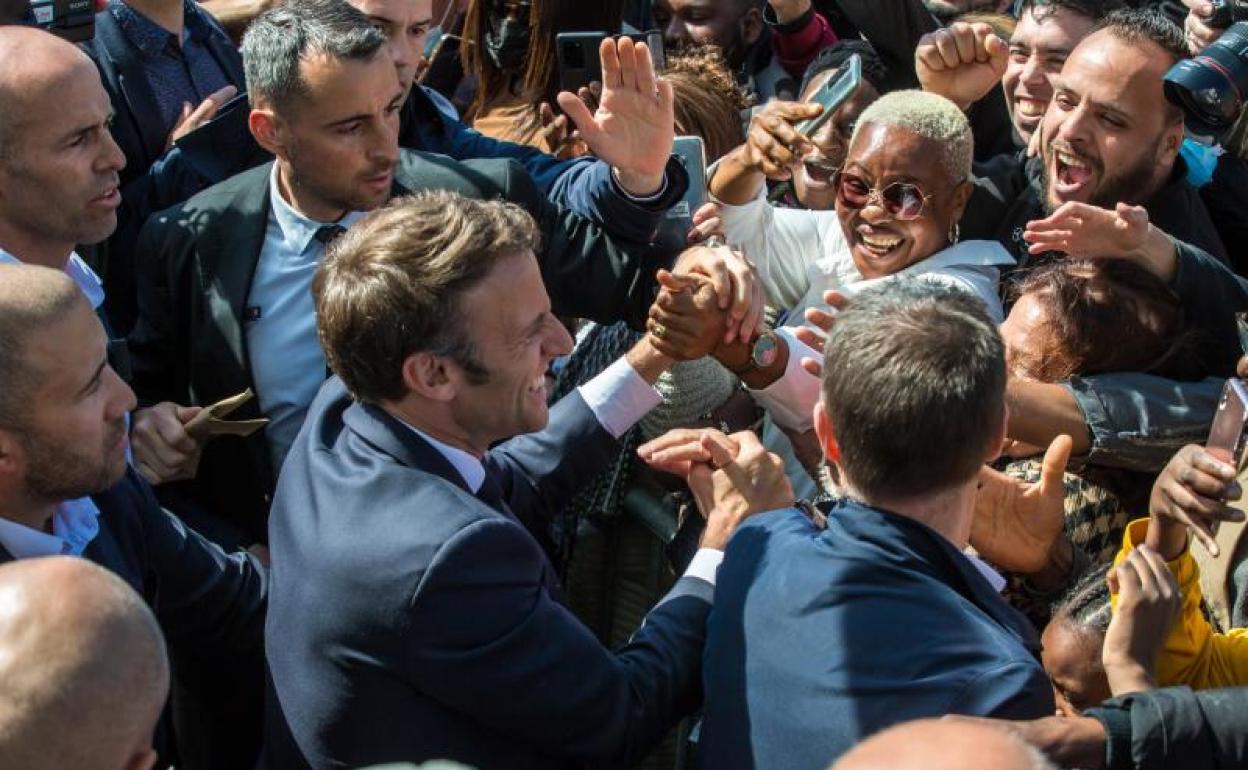 Macron se dio este jueves un auténtico baño de masas en su visita a Saint Denis.