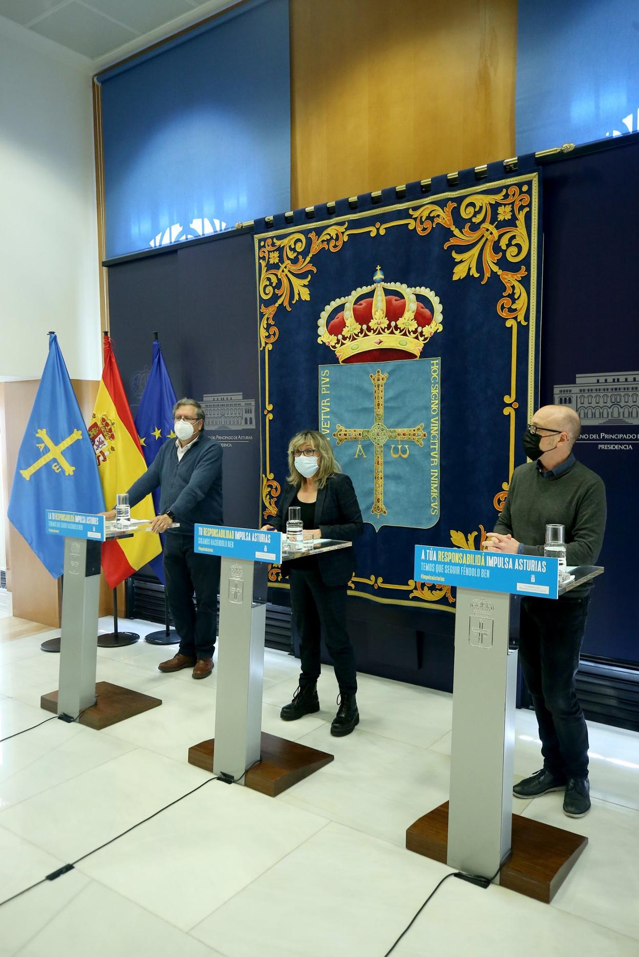 Por la izquierda, Mario Margolles, Lidia Rodríguez y Miguel Prieto, ayer, informando de las medidas del Principado frente a la covid. 