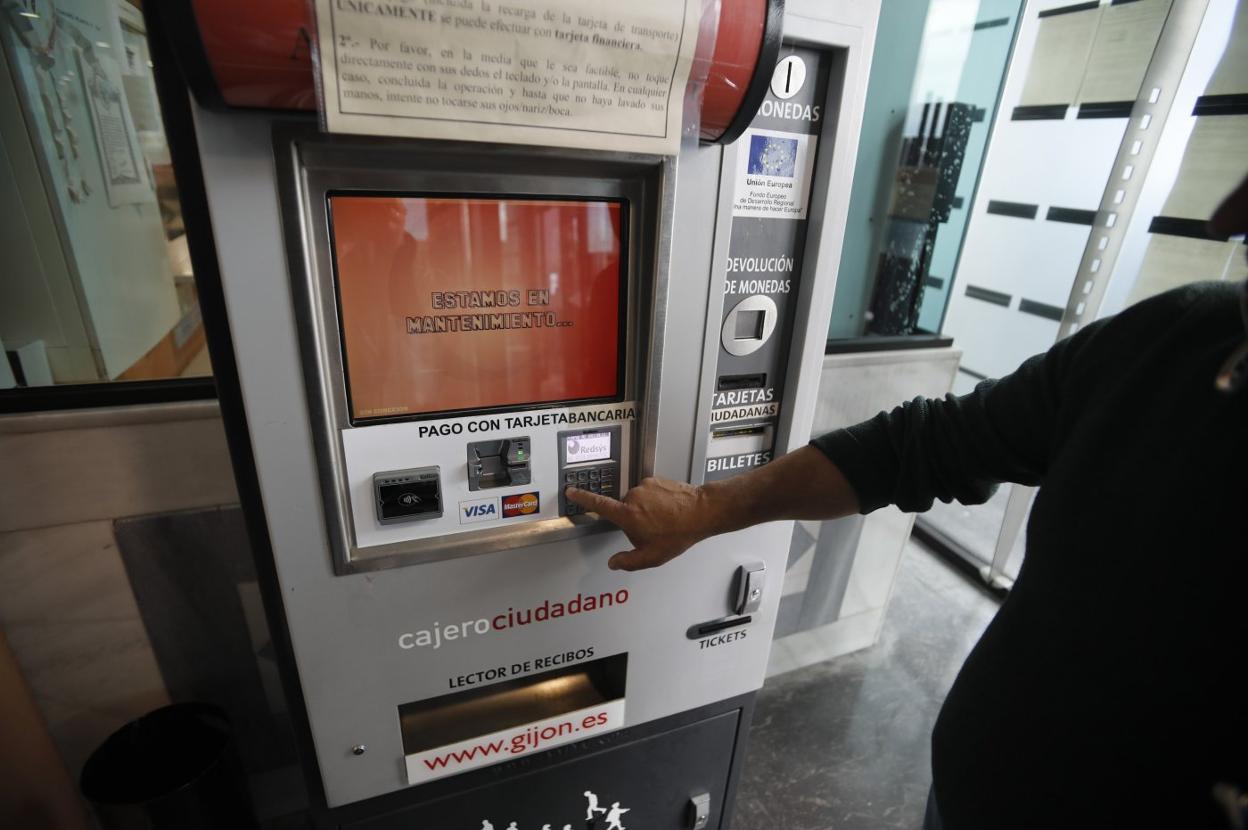 Un usuario intenta realizar una operación en uno de los cajeros ciudadanos que no funcionan. 