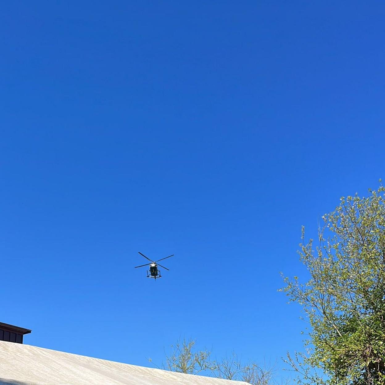 El helicóptero del servicio aéreo de la Guardia Civil volvió a sobrevolar ayer el entorno del embalse. 