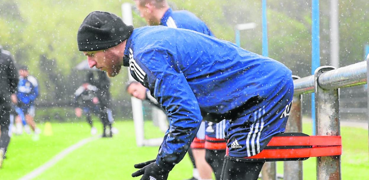 Pierre Cornud realiza un ejercicio durante una sesión bajo la lluvia en El Requexón.