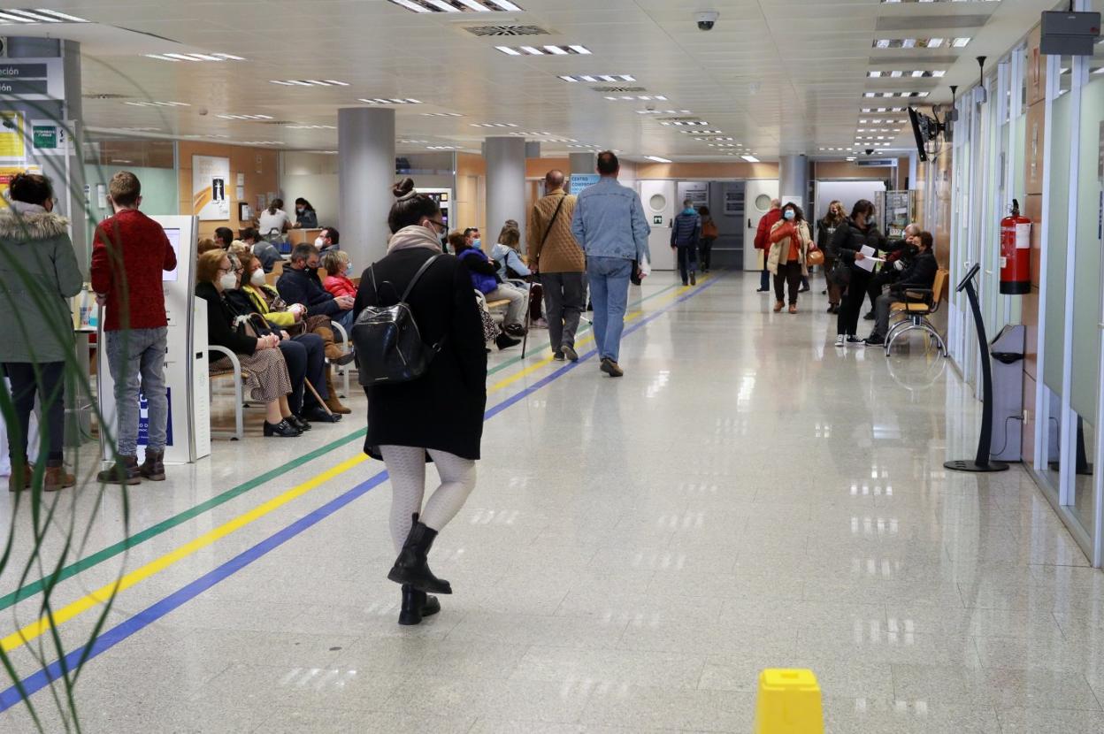 Pacientes en la sala de espera de consultas externas del Hospital de Cabueñes. 