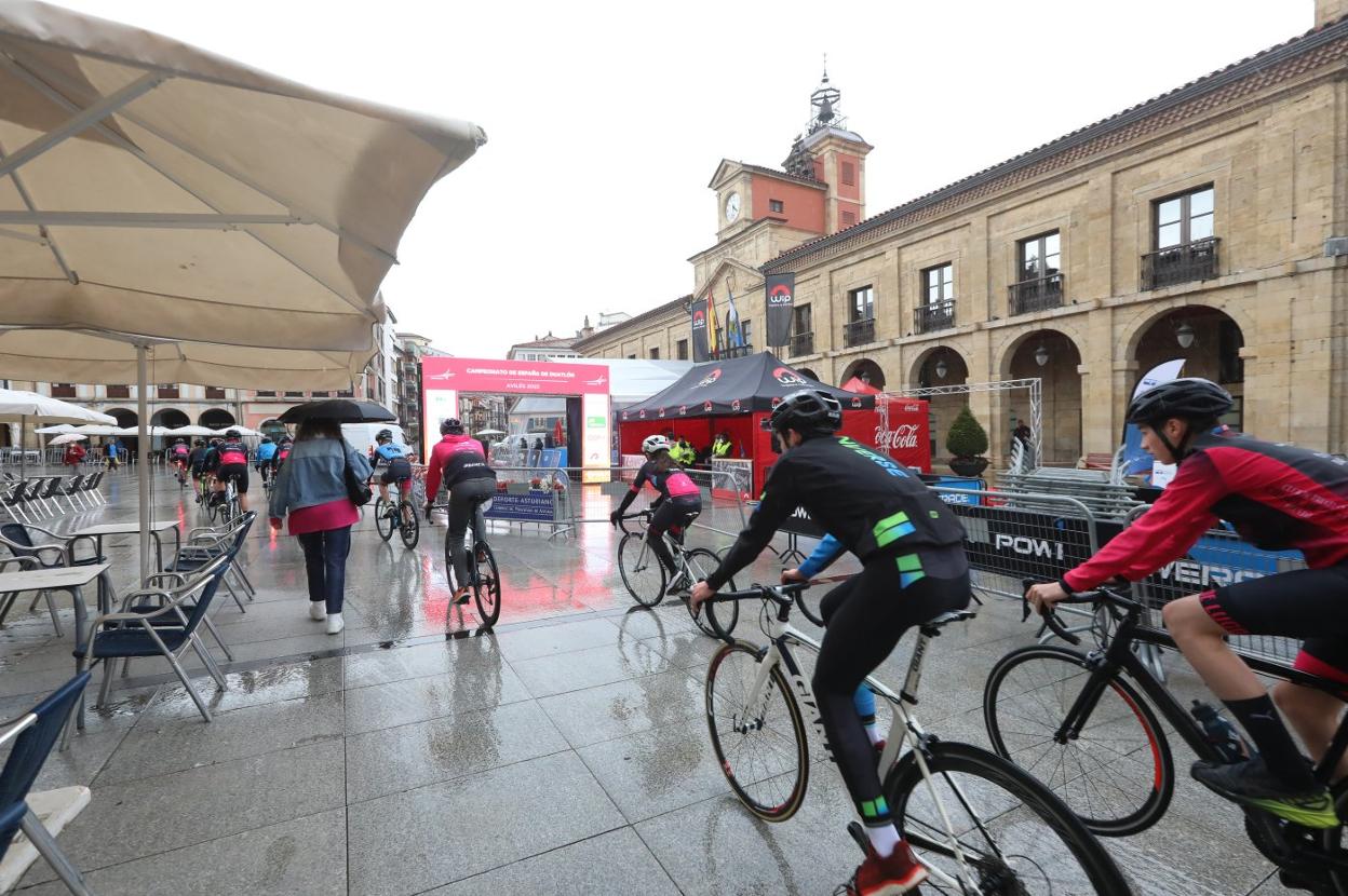 La plaza de España se llenó ayer de los primeros participantes del campeonato. 