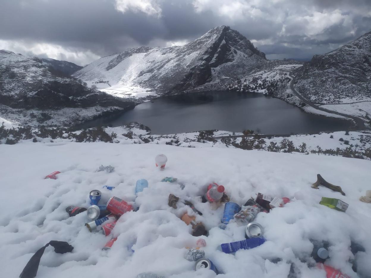 Latas y botellas acumuladas entre la nieve en la zona del mirador de Entrelagos. 
