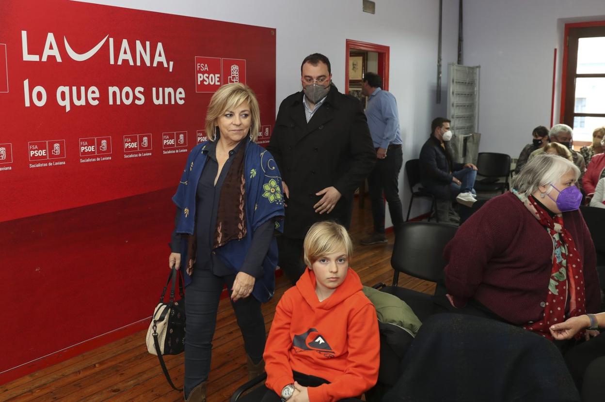 Elena Valenciano y Adrián Barbón, a su llegada a la Casa del Pueblo de Pola de Laviana. 