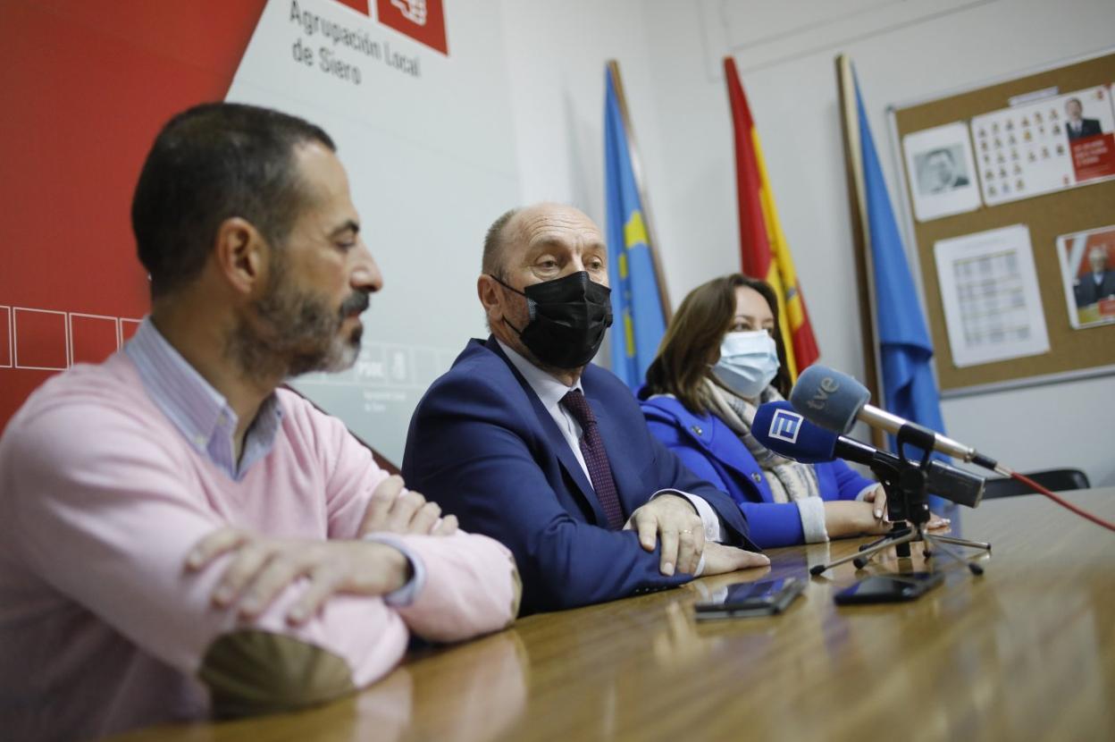 Ángel García, Juan Cofiño y Ana Rosa Nosti, ayer. 