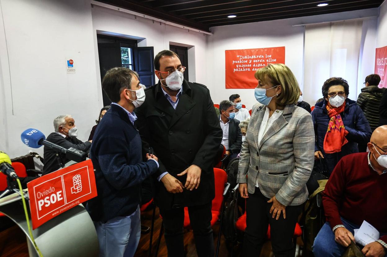De izquierda a derecha, Iván Piñuela, Adrián Barbón y Delia Losa, ayer, durante el congreso de la AMSO, celebrado en la Casa del Pueblo. 