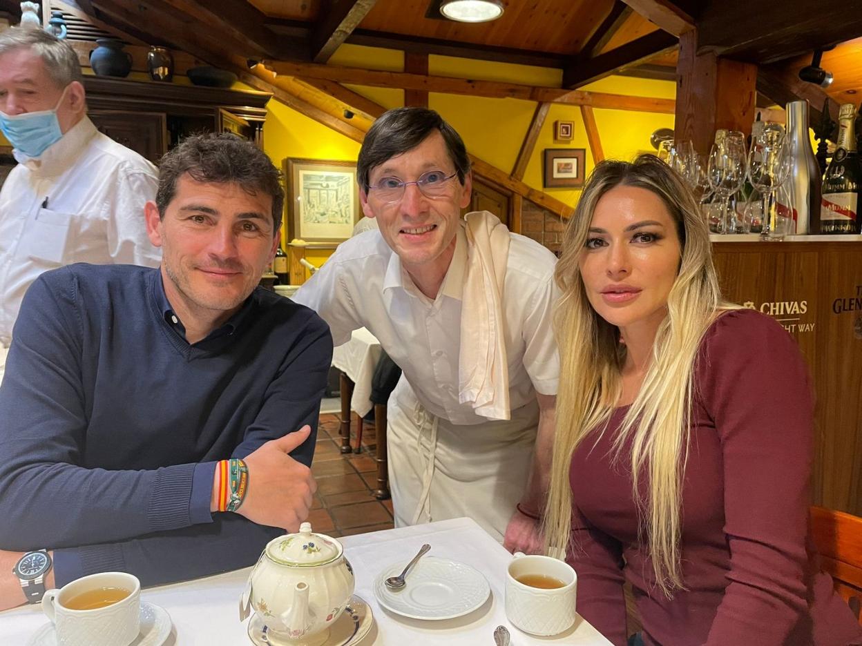 Iker Casillas y la chica que lo acompañaba se fotografiaron con Paco, uno de los camareros de Casa Tataguyo, en Avilés. 