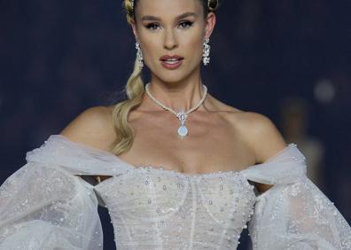 Imagen secundaria 1 - Arriba, Esther Cañadas durante el desfile. Abajo, dos de las propuestas de la colección Versailles 2023 de Atelier Pronovias. 